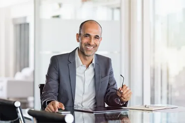 Investidor sorrindo em escritório